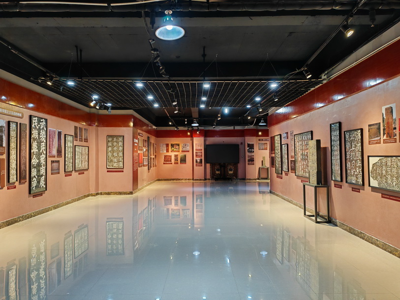 “革命理想高于天——中国工农红军标语展”在昌都市博物馆展出.jpg