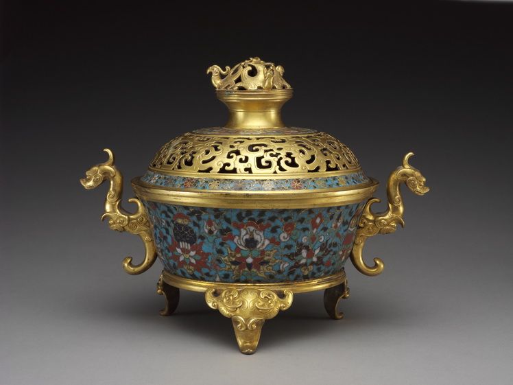 景泰款掐丝珐琅莲托杂宝纹螭耳熏炉.jpg