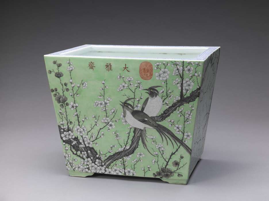 大雅斋款绿地墨彩花鸟图长方花盆.jpg