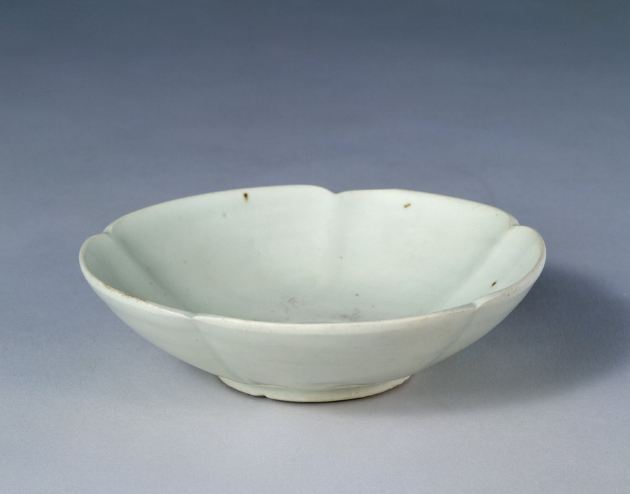 邢窑白釉葵口碗.jpg