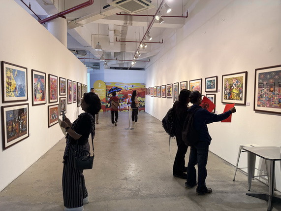 观众参观展览1